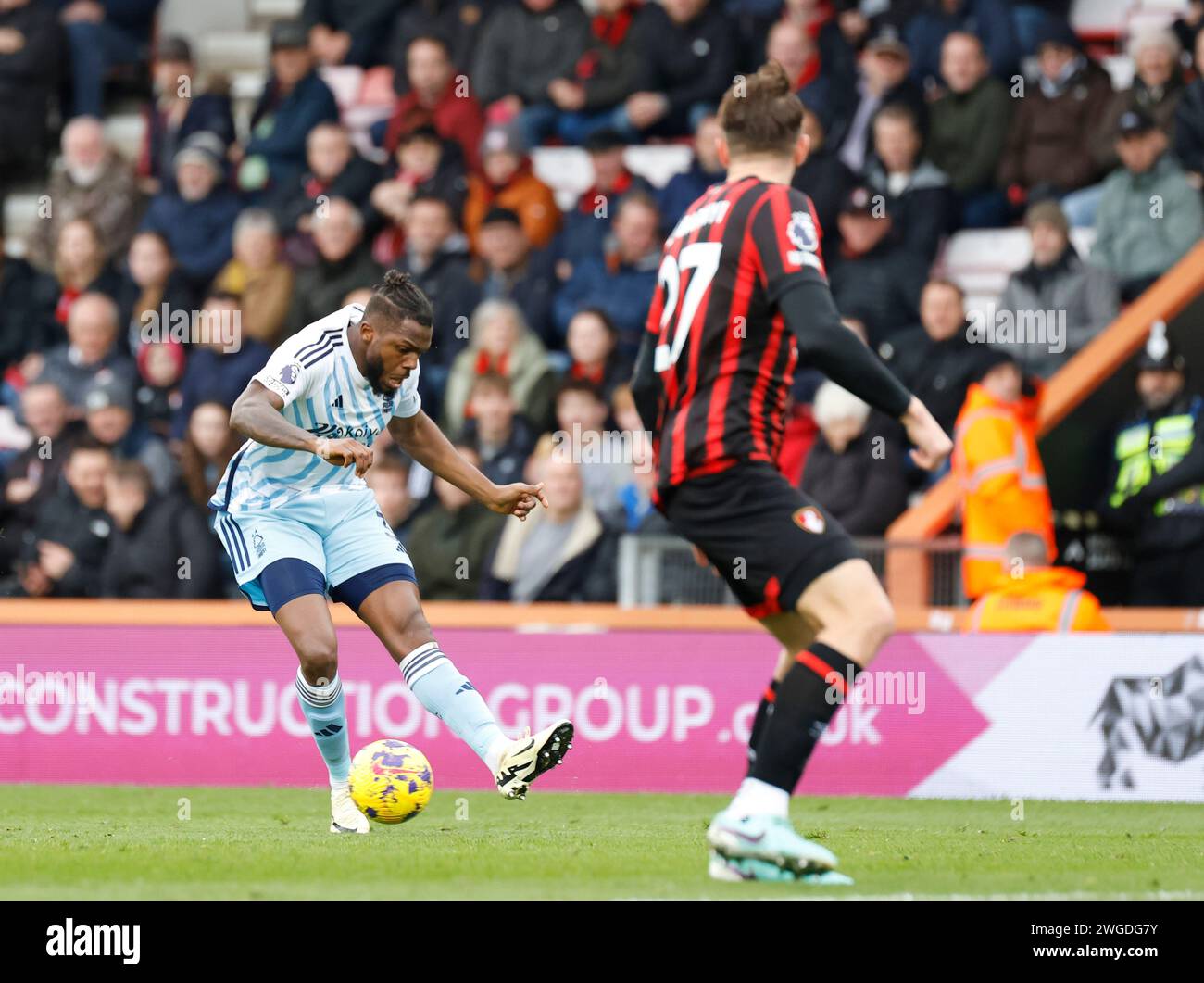 Vitality Stadium, Boscombe, Dorset, UK. 4th Feb, 2024. Premier League Football, AFC Bournemouth versus Nottingham Forest; Omobamidele of Forest shoots at goal past Zabarnyi of Bournemouth Credit: Action Plus Sports/Alamy Live News Stock Photo