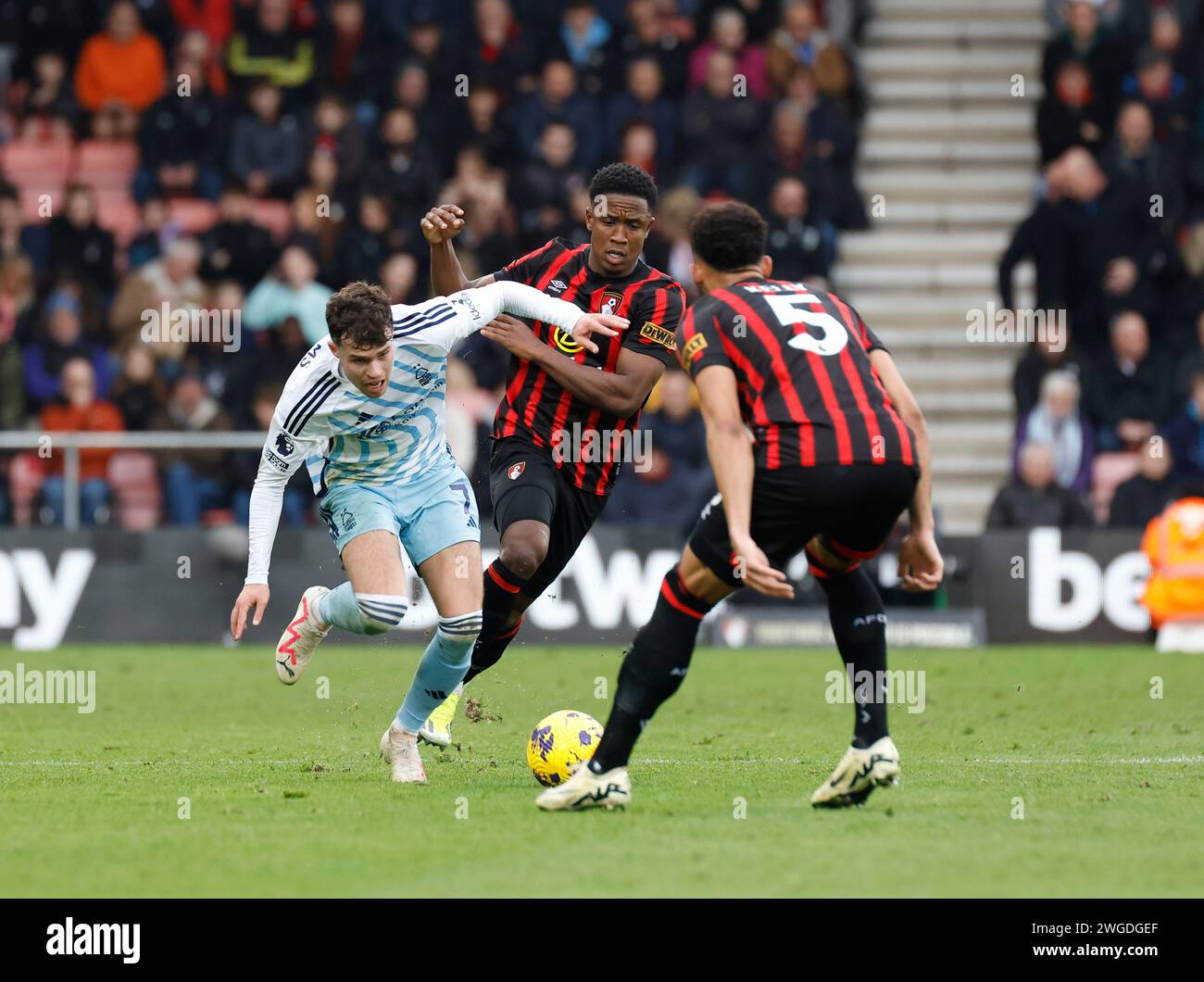 Vitality Stadium, Boscombe, Dorset, UK. 4th Feb, 2024. Premier League Football, AFC Bournemouth versus Nottingham Forest; Neco Williams of Forest competes with Luis Sinisterra of Bournemouth Credit: Action Plus Sports/Alamy Live News Stock Photo