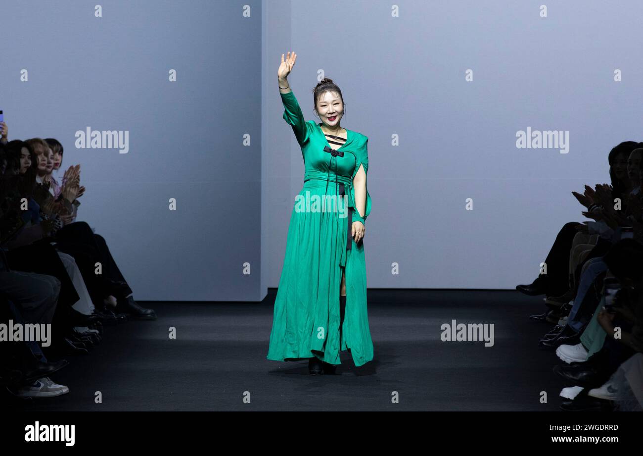 Seoul South Korea 4th Feb 2024 A Model Walks The Runway During The   Seoul South Korea 4th Feb 2024 A Model Walks The Runway During The Kwak Hyun Joo Fashion Show At Seoul Fashion Week Fw 2024 At The Dongdaemun Design Plaza Ddp In Seoul South Korea On February 4 2024 Photo By Lee Young Hosipa Usa Editorial Use Only Credit Sipa Usaalamy Live News 2WGDRRD 