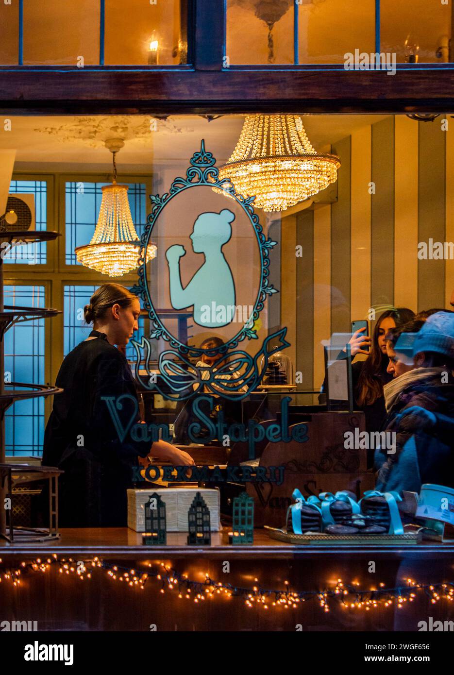 Staff serving busy shop hi-res stock photography and images - Alamy