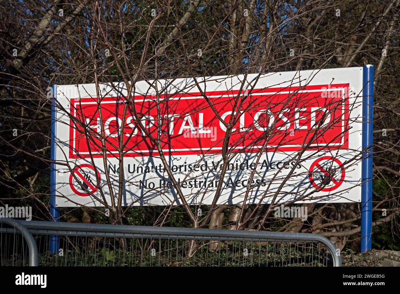 Hospital Closed sign outside the old disused Royal Victoria Hospital entrance on Craigleith Road, Edinburgh, Scotland, UK. Stock Photo