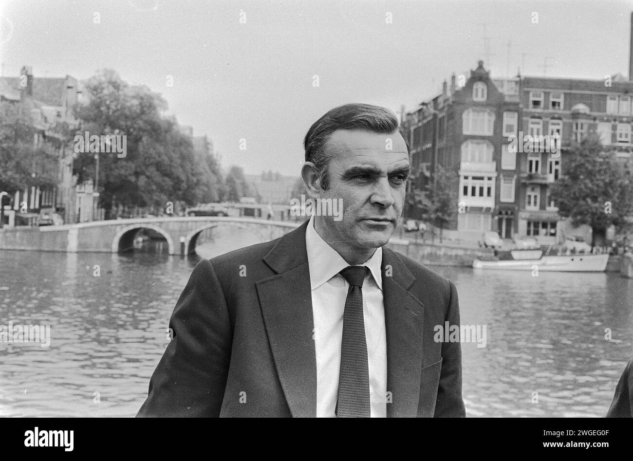 July 3, 1971. Amsterdam, Netherlands. Shooting in Amsterdam for the James Bond film 'Diamonds are Forever', Sean Connery by the Amstel river Stock Photo