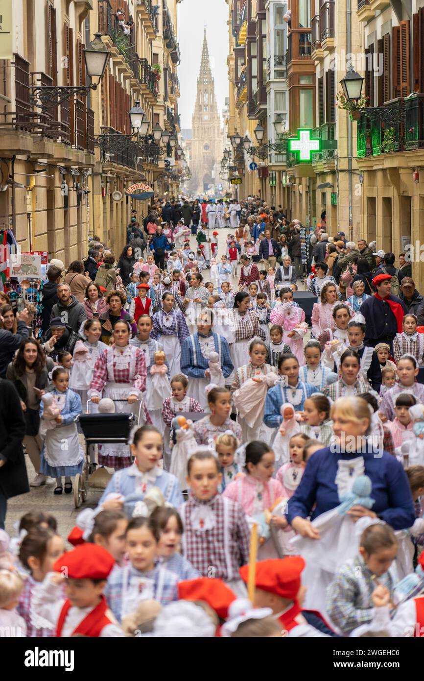 Celebración y fiesta en Donostia San Sebastián  Iñudes y Artzaiak con bailes vascos recorriendo las calles de La Parte Vieja. Stock Photo