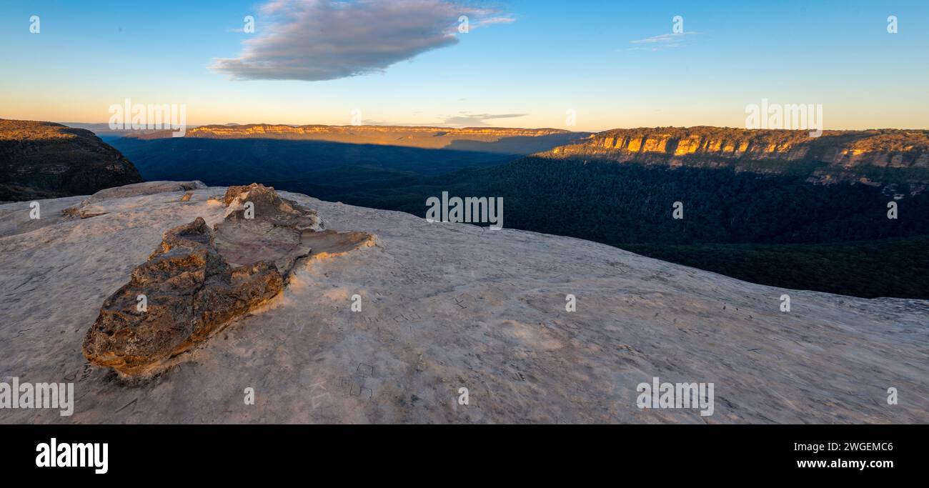 A Blue Mountains dawn view across the Jamison Valley to Mt Solitary, New South Wales, from Lincoln's Rock in Australia Stock Photo