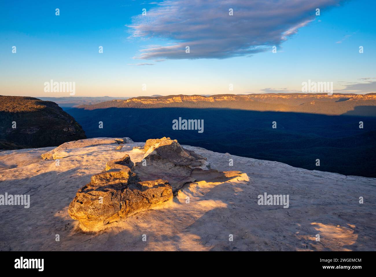 A Blue Mountains dawn view across the Jamison Valley to Mt Solitary, New South Wales, from Lincoln's Rock in Australia Stock Photo