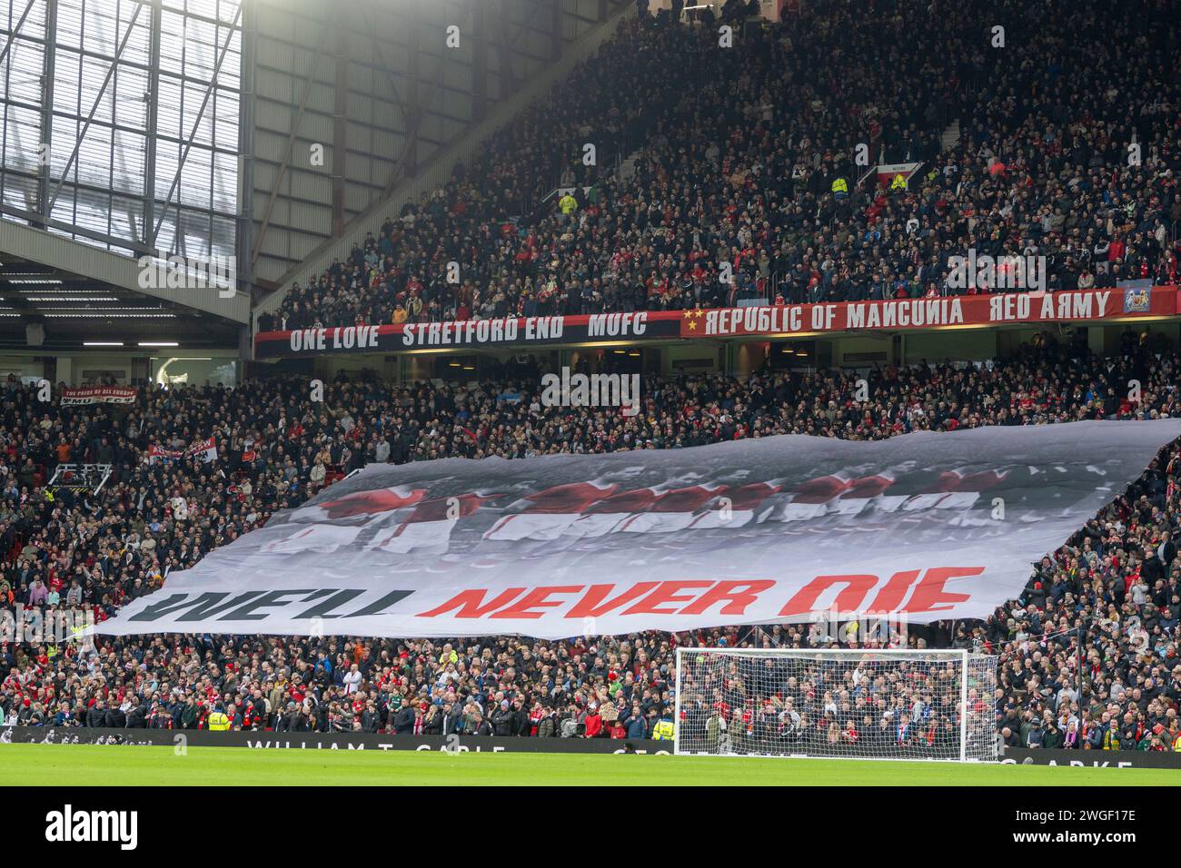 Manchester, UK. 04th Feb, 2024. Manchester, England, Feb 4th 2024: Tribute by fans in the Stretford End to the 8 Busby Babes, Geoff Bent, Roger Byrne, Tommy Taylor, Duncan Edwards, Eddie Colman, David Pegg, Billy Whelan and Mark Jones who lost their lives on the 6th of February 1958 in what has become known as the Munich Air Disaster before the Premier League football match between Manchester United and West Ham United at Old Trafford in Manchester, England (Richard Callis/SPP) Credit: SPP Sport Press Photo. /Alamy Live News Stock Photo