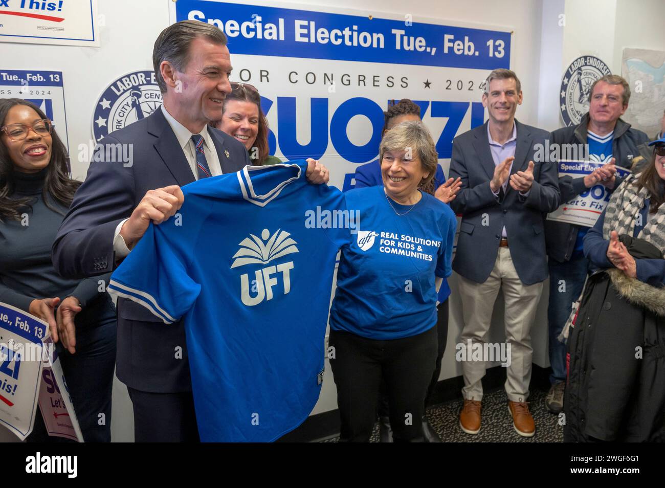 New York, New York, USA. 4th Feb, 2024. (NEW) Tom Suozzi Holds A Campaign Rally. February 4, 2024, New York, New York, USA: Tom Suozzi poses with President of the American Federation of Teachers Randi Weingarten at an election rally in Bayside on February 04, 2024 in the Queens borough of New York City. Early voting started Saturday February 3 for special election between Democrat's candidate former Rep. Tom Suozzi and Republican's candidate Mazi Pilip in the New York's 3rd congressional district to replace expelled Rep. George Santos. (Credit: M10s/TheNews2) (Foto: Stock Photo