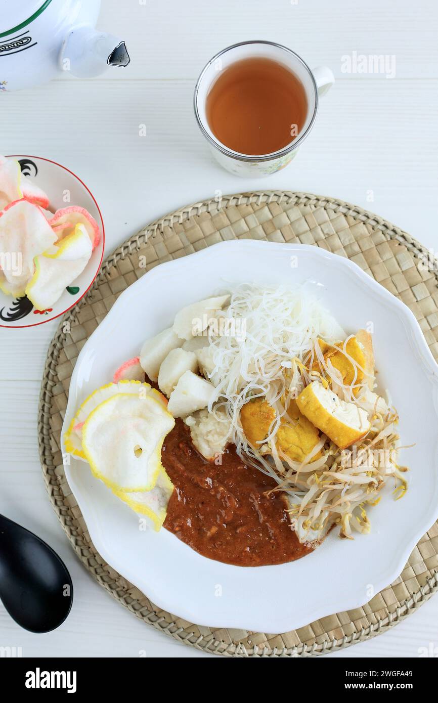 Ketoprak Betawi, Popular Street Food Dish Consisting of Tofu, Rice Cake