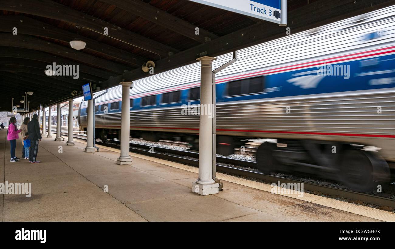 Train leaving station, Amtrak train station, Alexandria, VA Stock Photo Alamy