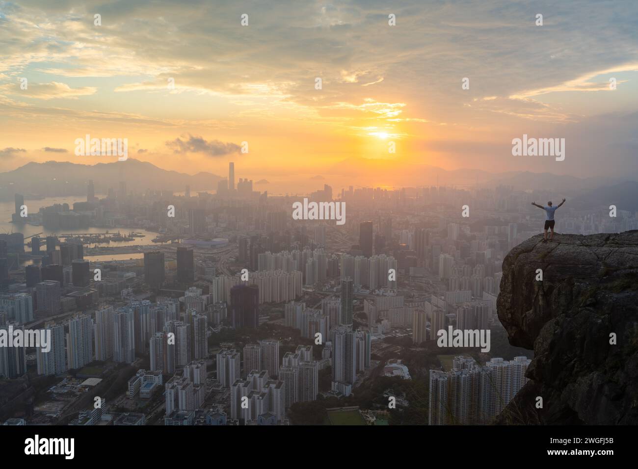 Person standing on cliff hi-res stock photography and images - Alamy