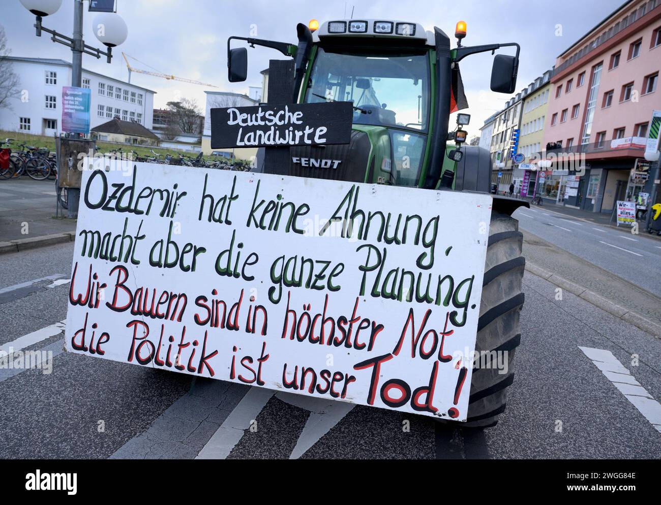 DEU , DEUTSCHLAND : Bauern / Landwirte protestieren mit ihren Traktoren in Bonn gegen die Politik der Bundesregierung / Bauerndemo , 08.01.2024 DEU , GERMANY : Farmers are protesting with their tractors in Bonn against the government , 08.01.2024 *** DEU , GERMANY Farmers Farmers are protesting with their tractors in Bonn against the governments policies Farmers demonstration , 08 01 2024 DEU , GERMANY Farmers are protesting with their tractors in Bonn against the government , 08 01 2024 Stock Photo