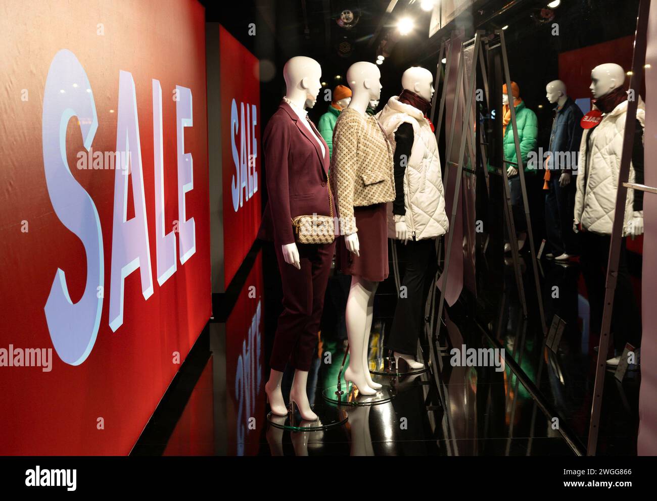 DEU , DEUTSCHLAND : Sonderangebote und Schlussverkauf in einem Bekleidungsgeschaeft in Bonn , 14.01.2024 DEU , GERMANY : Special sale in a clothes shop in Bonn , 14.01.2024 *** DEU , GERMANY Special offers and sales in a clothes store in Bonn , 14 01 2024 DEU , GERMANY Special sale in a clothes store in Bonn , 14 01 2024 Stock Photo