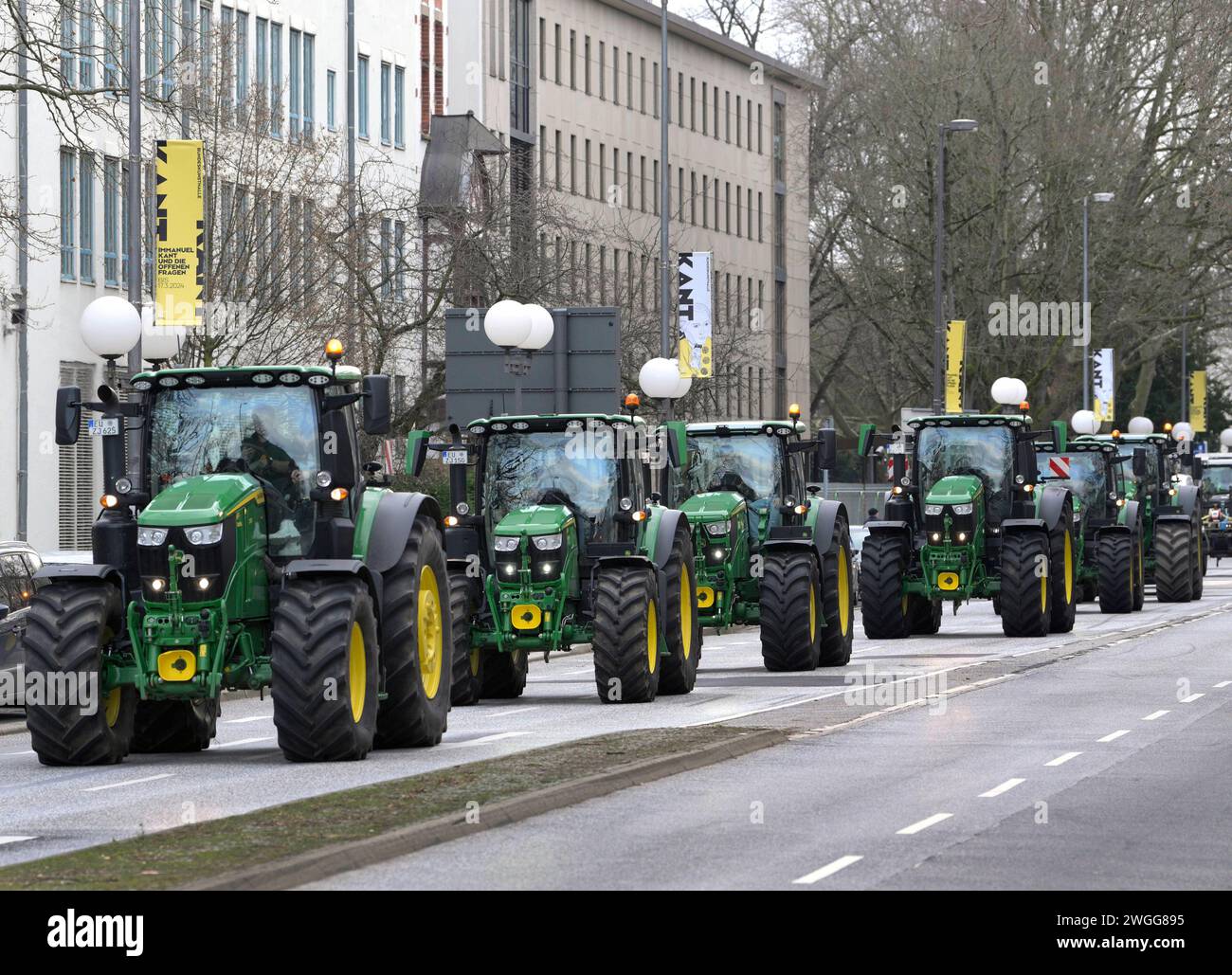 DEU , DEUTSCHLAND : Bauern / Landwirte protestieren mit ihren Traktoren in Bonn gegen die Politik der Bundesregierung / Bauerndemo , 08.01.2024 DEU , GERMANY : Farmers are protesting with their tractors in Bonn against the government , 08.01.2024 *** DEU , GERMANY Farmers Farmers are protesting with their tractors in Bonn against the governments policies Farmers demonstration , 08 01 2024 DEU , GERMANY Farmers are protesting with their tractors in Bonn against the government , 08 01 2024 Stock Photo