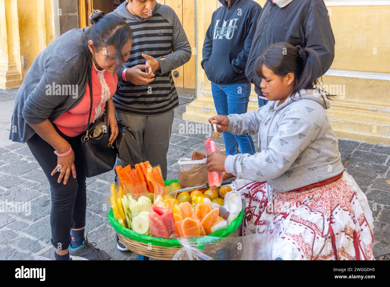 Fruit seller at Church of Hermano Pedro (Iglesia de Hermano Pedro),  Calle Oriente No. 20, Antigua, Sacatepéquez Department, Republic of Guatemala Stock Photo