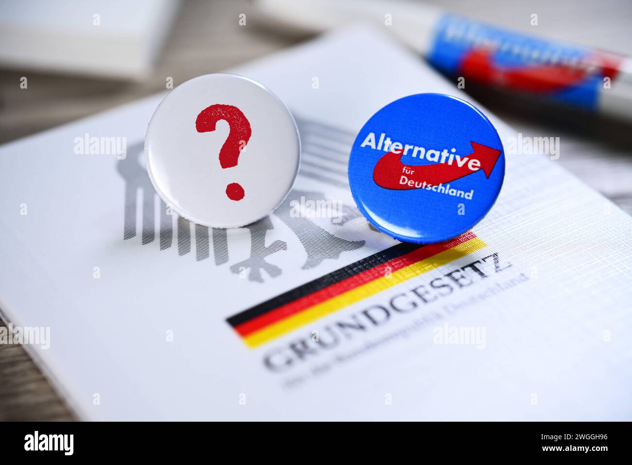 FOTOMONTAGE, Parteianstecker der AfD und Fragezeichen auf dem deutschen ...