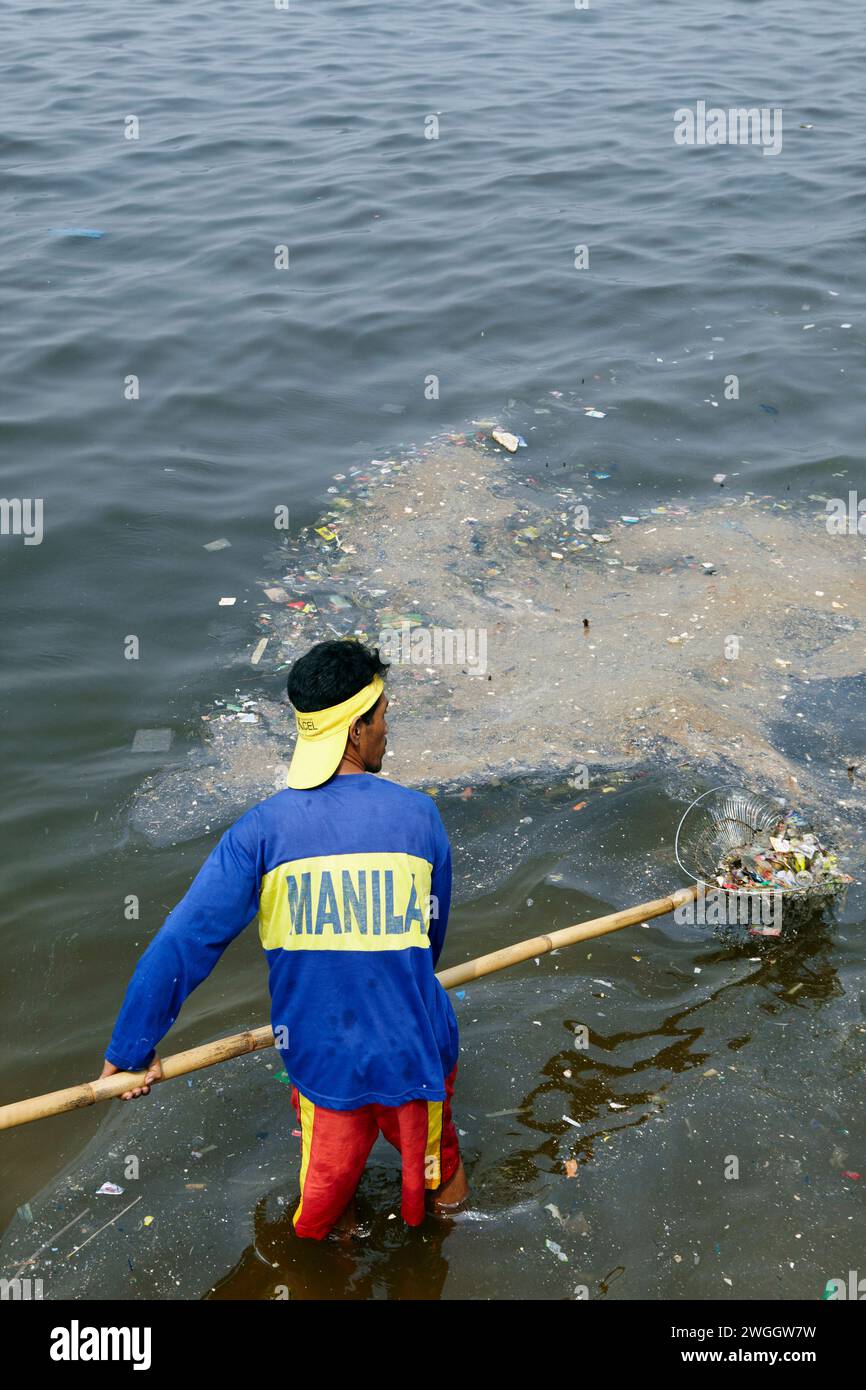 Volunteer at Manila Bay, NCR, Philippines during the International Ocean Conservancy beach clean up. Stock Photo