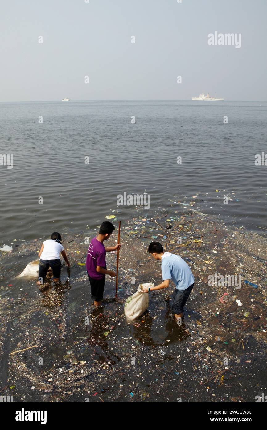 Volunteers at Manila Bay, NCR, Philippines during the International Ocean Conservancy beach clean up. Stock Photo