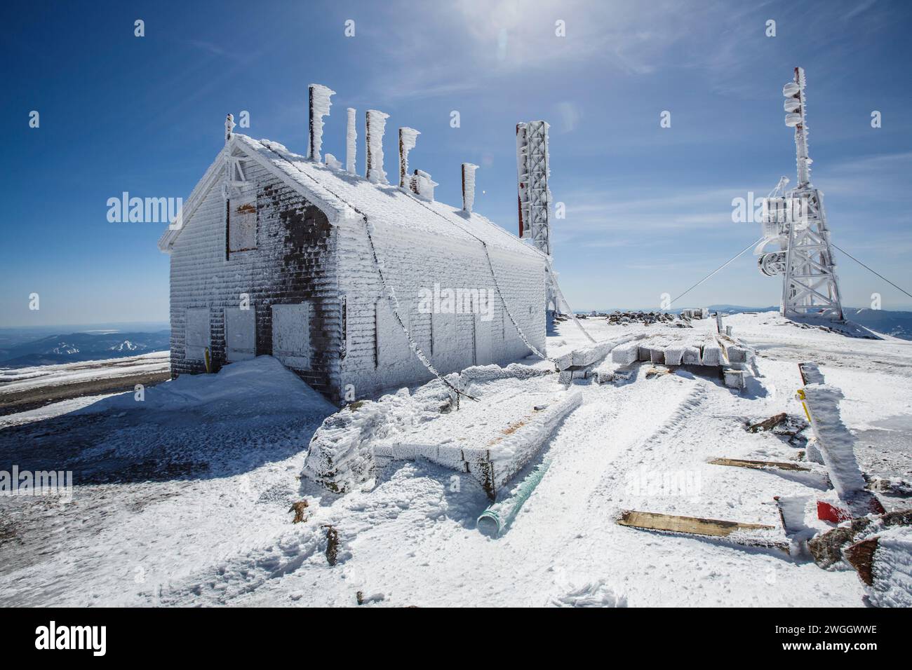 Building covered in ice at Mount Washington Observatory on top Mount Washington, New Hampshire, USA Stock Photo