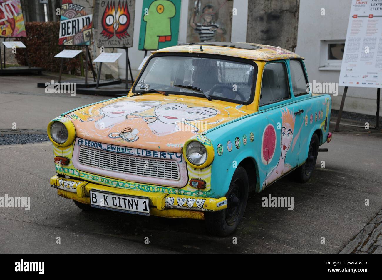 Houfflaize Historische Militaerfahrzeuge in Houfflaize, Belgien, 03.02.2024 Bunt bemalter Trabant S601 vor dem Militaermuseum in Bastogne, Belgien Historische Militaerfahrzeuge in Houfflaize, Belgien, 03.02.2024 *** Houfflaize Historic military vehicles in Houfflaize, Belgium, 03 02 2024 Colorfully painted Trabant S601 in front of the military museum in Bastogne, Belgium Historic military vehicles in Houfflaize, Belgium, 03 02 2024 Copyright: xAugstx/xEibner-Pressefotox EP jat Stock Photo