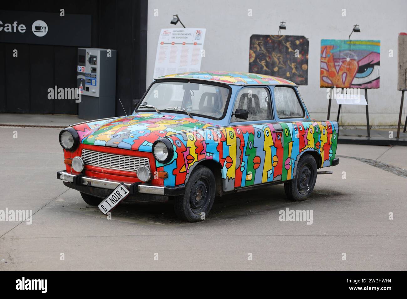 Houfflaize Historische Militaerfahrzeuge in Houfflaize, Belgien, 03.02.2024 Bunt bemalter Trabant S601 vor dem Militaermuseum in Bastogne, Belgien Historische Militaerfahrzeuge in Houfflaize, Belgien, 03.02.2024 *** Houfflaize Historic military vehicles in Houfflaize, Belgium, 03 02 2024 Colorfully painted Trabant S601 in front of the military museum in Bastogne, Belgium Historic military vehicles in Houfflaize, Belgium, 03 02 2024 Copyright: xAugstx/xEibner-Pressefotox EP jat Stock Photo