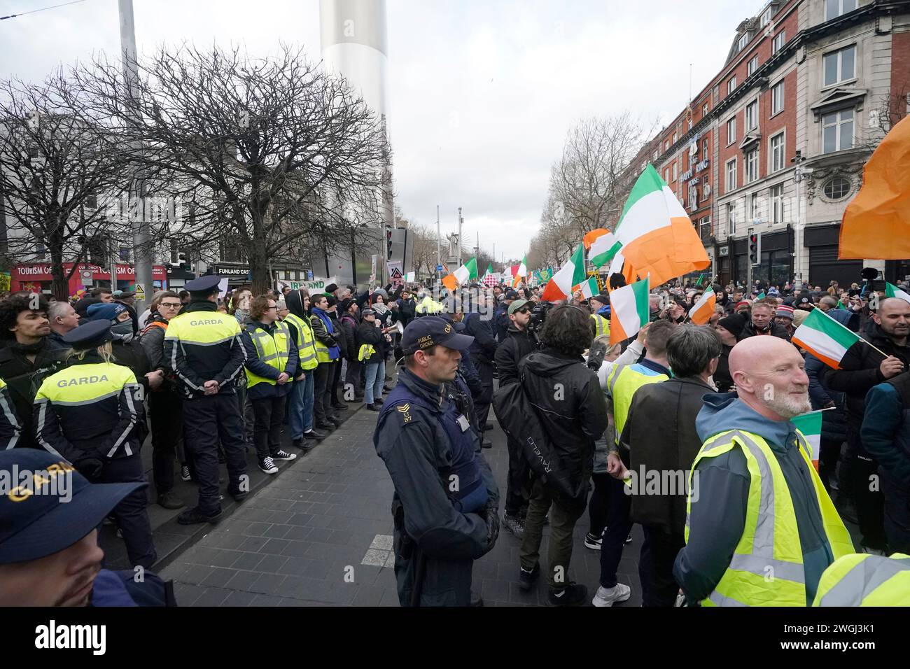 Refugee Rally Rival Protesters take part in the United Against Racism pro-refugee ...