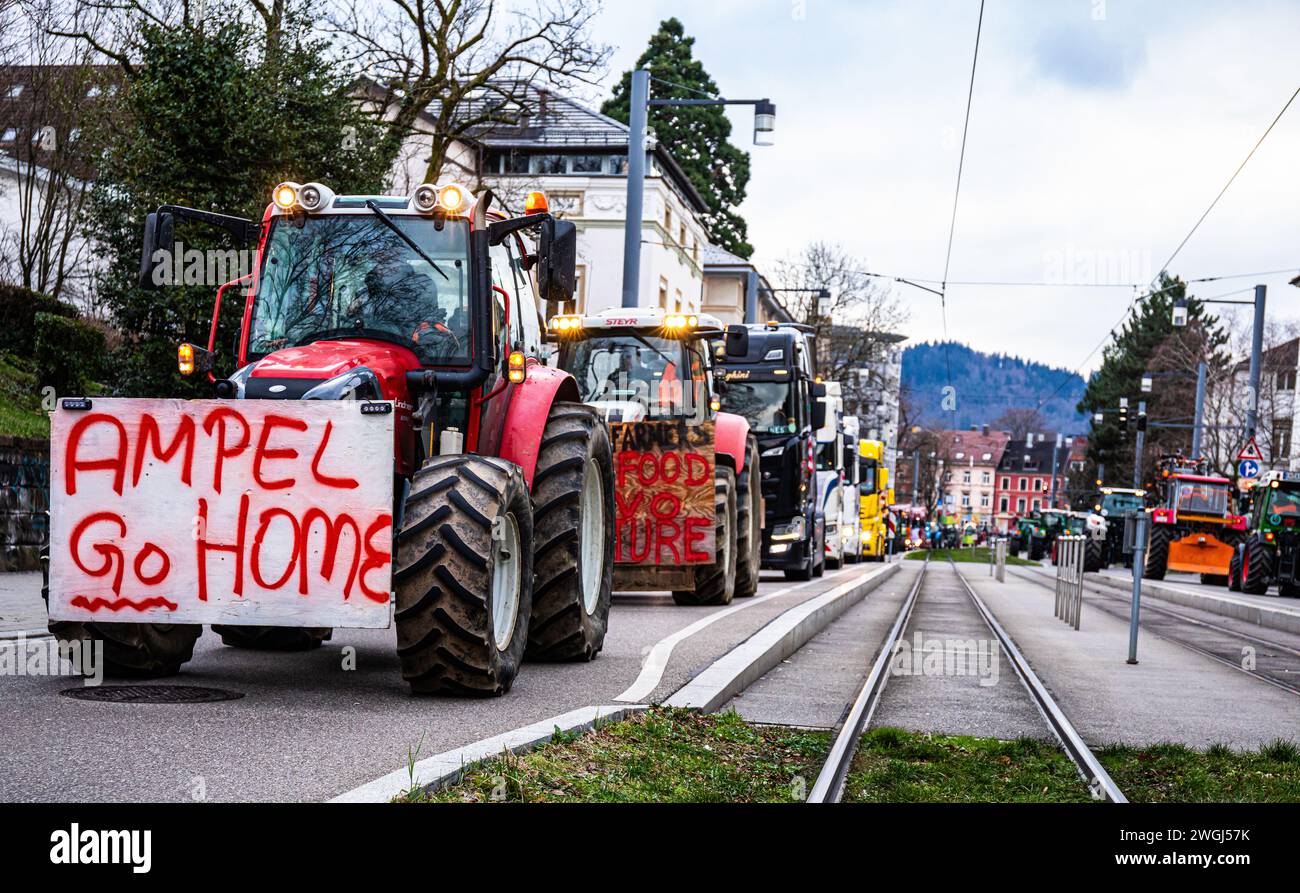 Die Traktoren welche nicht auf den Platz der alten Synagoge durften, wurde in der Werthmannsstrasse abgestellt. Die Botschaft an die amtierende Ampel- Stock Photo