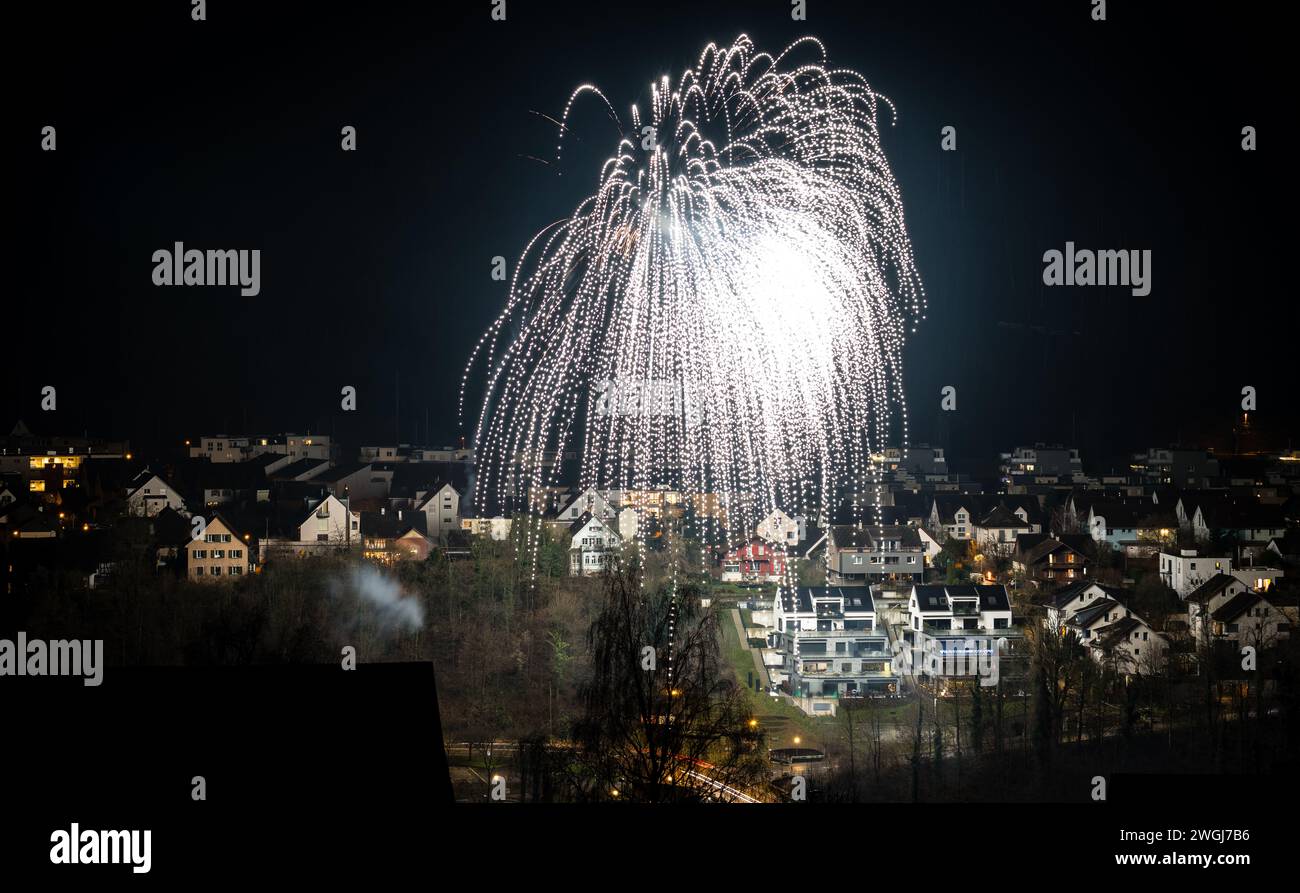 Im zürcherischen Eglisau feiern die Menschen den Jahreswechsel mit Feuerwerk. (Eglisau, Schweiz, 01.01.2024) Stock Photo