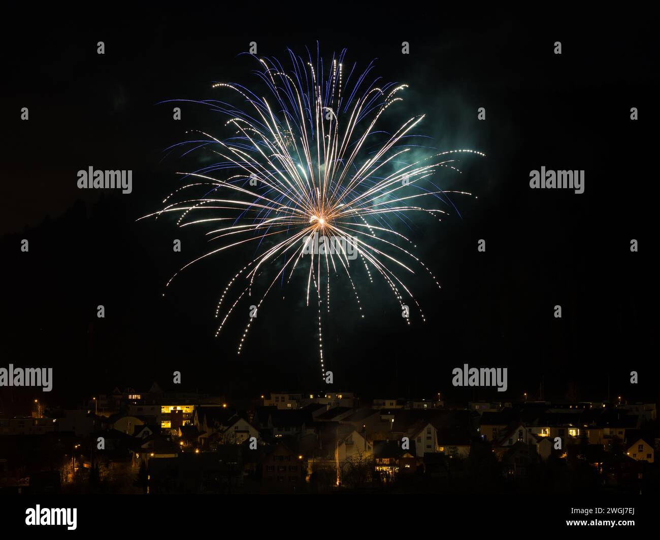 Im zürcherischen Eglisau feiern die Menschen den Jahreswechsel mit Feuerwerk. (Eglisau, Schweiz, 01.01.2024) Stock Photo