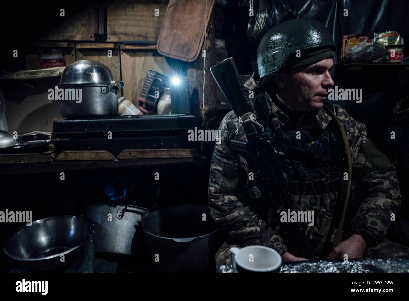 Ukraine. 29th Nov, 2023. © Adrien Vautier/Le Pictorium/MAXPPP - 29/11/2023 Adrien Vautier/Le Pictorium - 29/11/2023 - Ukraine - Un soldat de la 24eme brigade se rechauffe dans l'abri qui sert de cuisine a l'unite. Le 29 novembre 2023. - Valeurs ACtuelles out, no jdd, jdd out, RUSSIA OUT, NO RUSSIA #norussia/29/11/2023 - Ukraine - A soldier from the 24th Brigade warms up in the shelter that serves as the unit's kitchen. November 29, 2023. Credit: MAXPPP/Alamy Live News Stock Photo