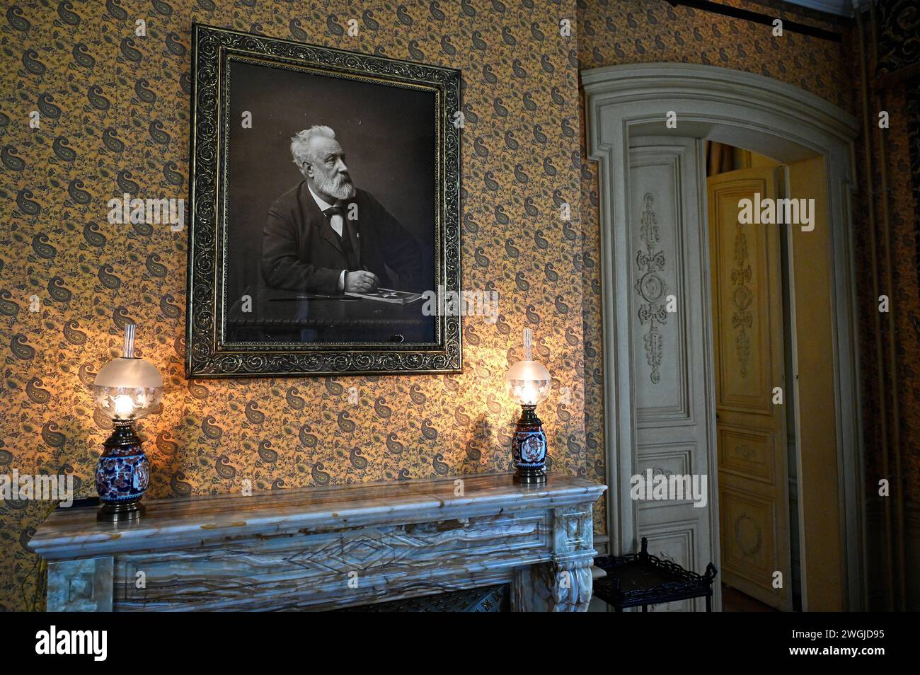 Portraet des franzoesichen Schriftstellers Jules Verne im Maison de ...
