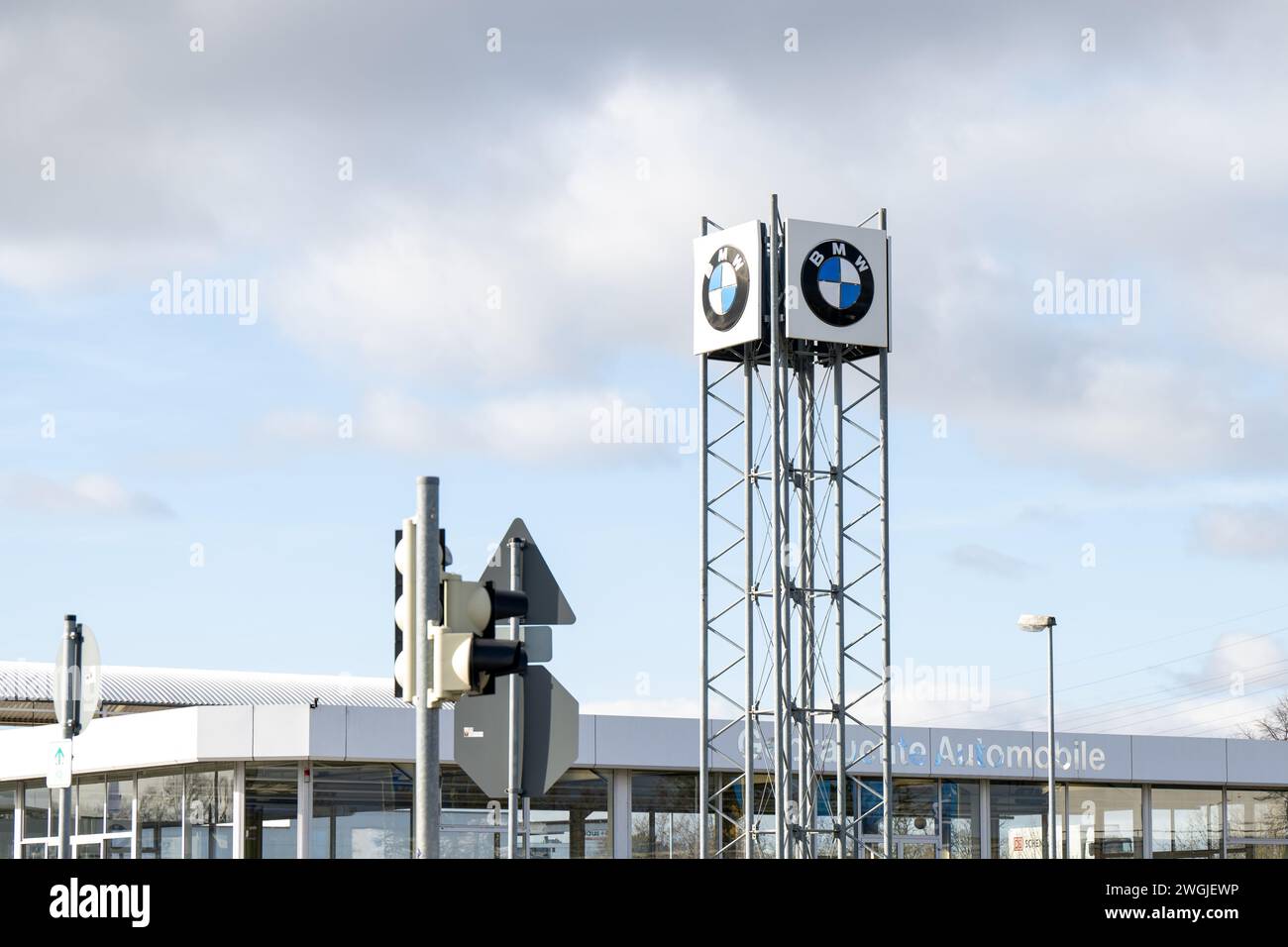 , Wirtschaft, 05.02.2024,  Hohes BMW-Logo über Autohaus bei Tageslicht. Stock Photo