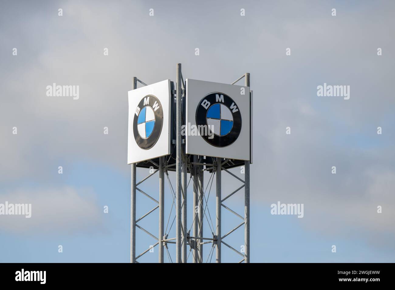, Wirtschaft, 05.02.2024,  Hohes BMW-Logo über Autohaus bei Tageslicht. Stock Photo