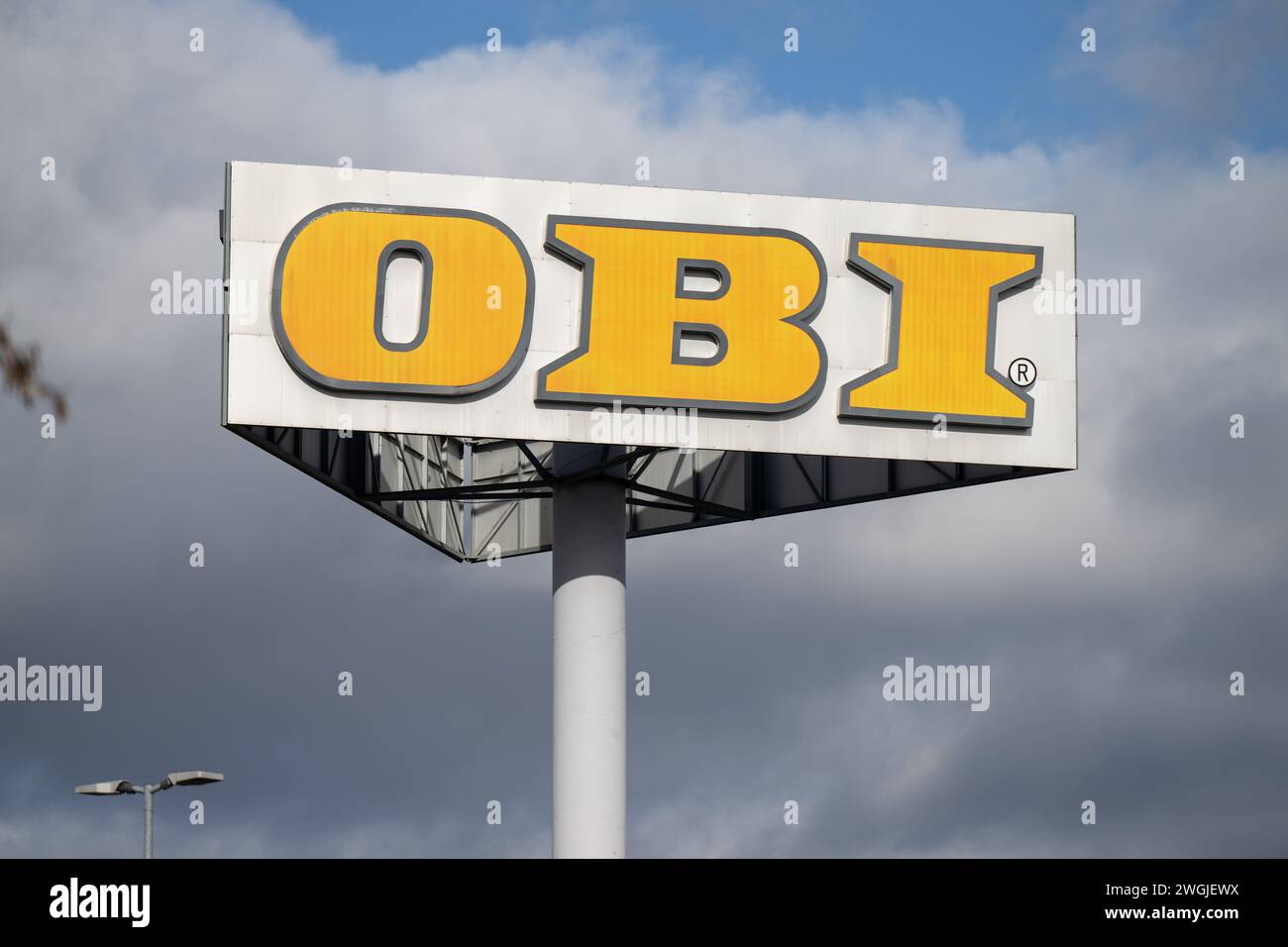 , Wirtschaft, 05.02.2024,  OBI Logo auf hohem Schild gegen bewölkten Himmel. Stock Photo