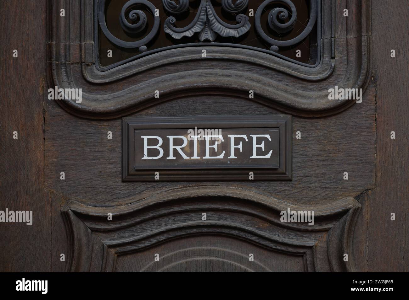 , Alltag, 05.02.2024,  Detail einer geschnitzten Holztür mit Briefkastenschlitz. Stock Photo