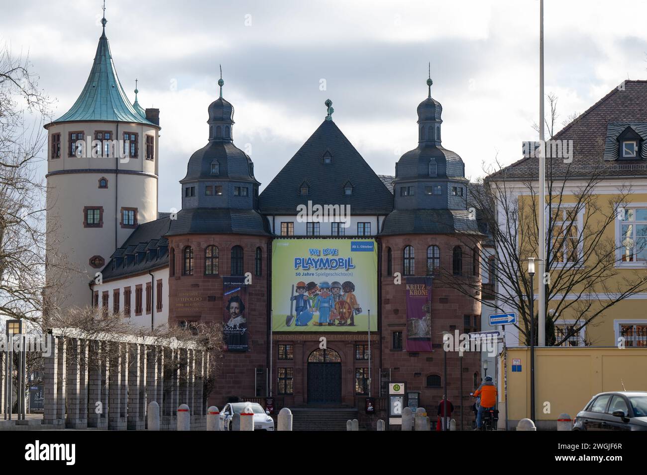 , Reisen, Deutschland, Rheinland-Pfalz, Speyer, Historisches Museum, 05.02.2024,  Museum mit PLAYMOBIL-Werbung, klassische Architektur gegen blauen Hi Stock Photo
