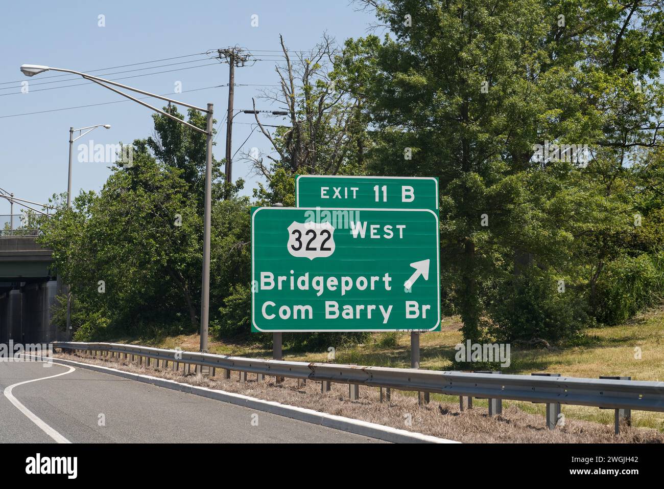 Exit 11 B sign on I-295for US 322 West toward Bridgeport, New Jersey and the Commodore Barry Bridge Stock Photo