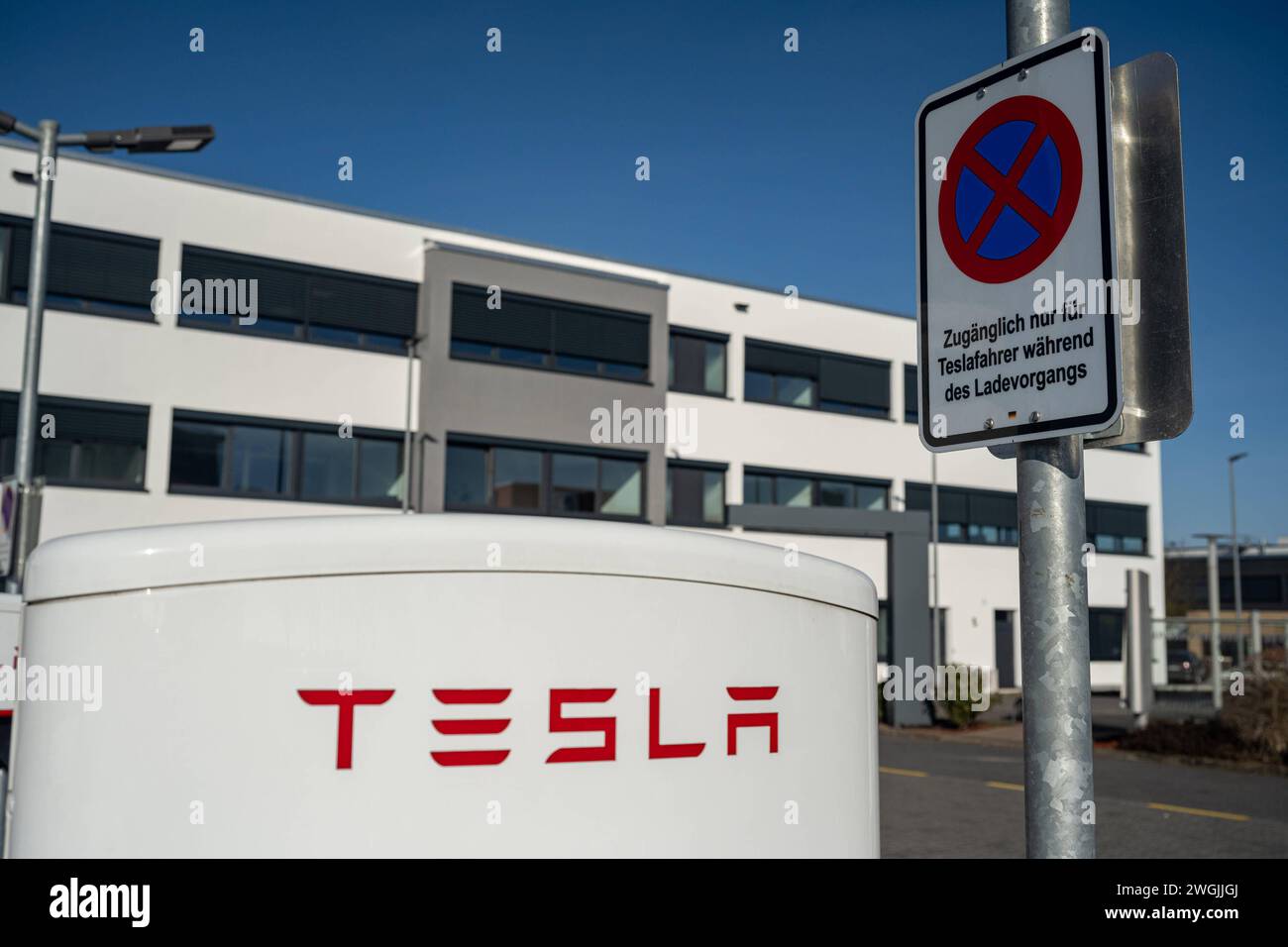 Tesla SuperchargerLadestation in Aktion 05.02.2024, Limburg