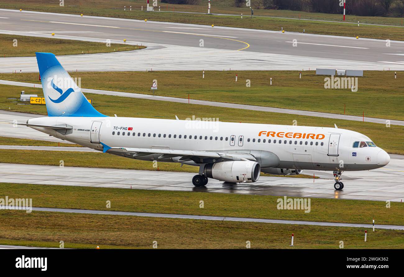 Ein Airbus A320-232 von der türkischen Fluggesellschaft Freebird Airlines rollt auf dem Flughafen Zürich zur Startbahn. Registration TC-FHG. (Zürich, Stock Photo