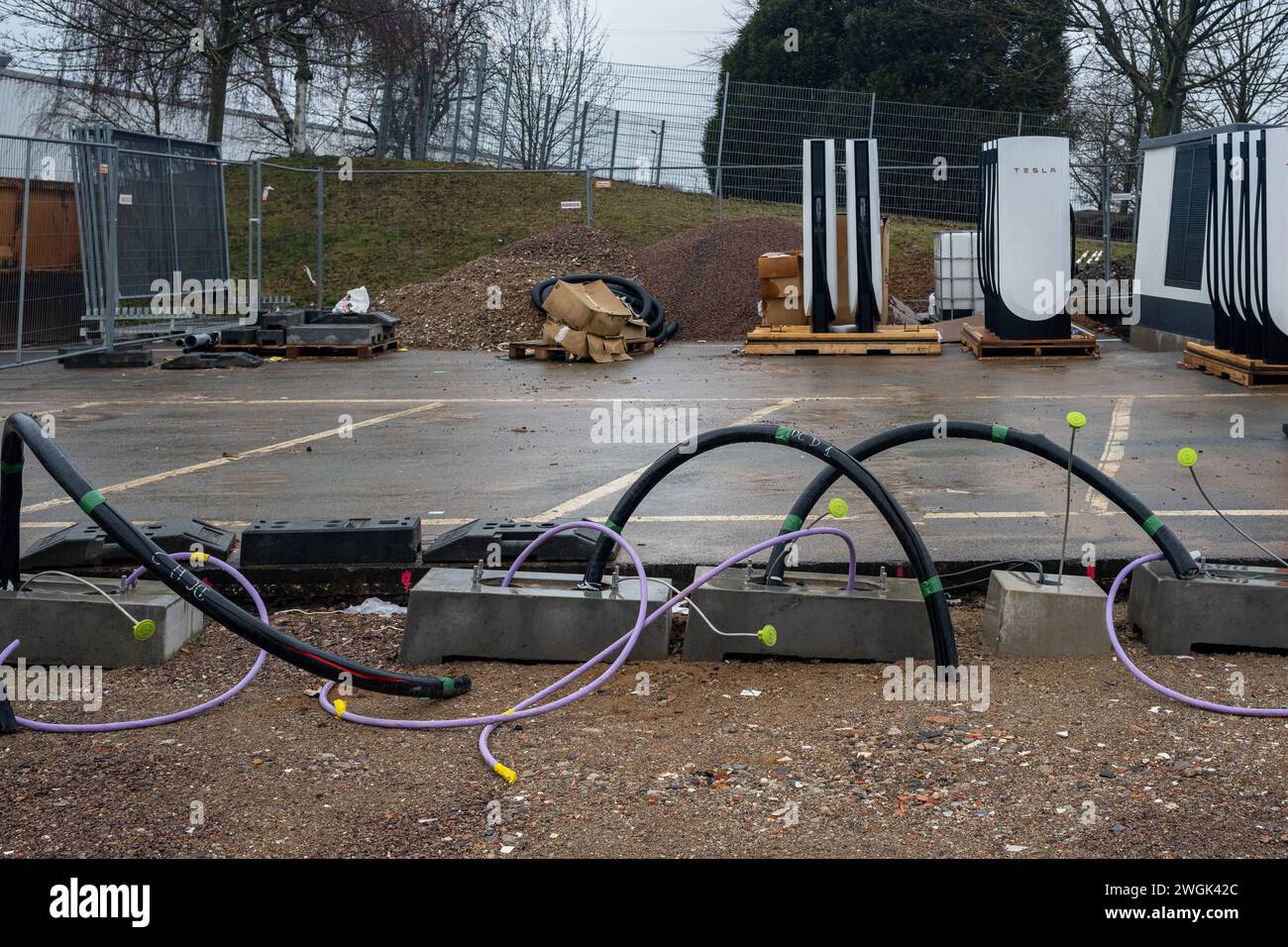 Installation von Tesla Superchargern auf einer Baustelle 05.02.2024