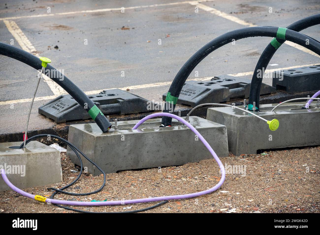 Installation von Tesla Superchargern auf einer Baustelle 05.02.2024