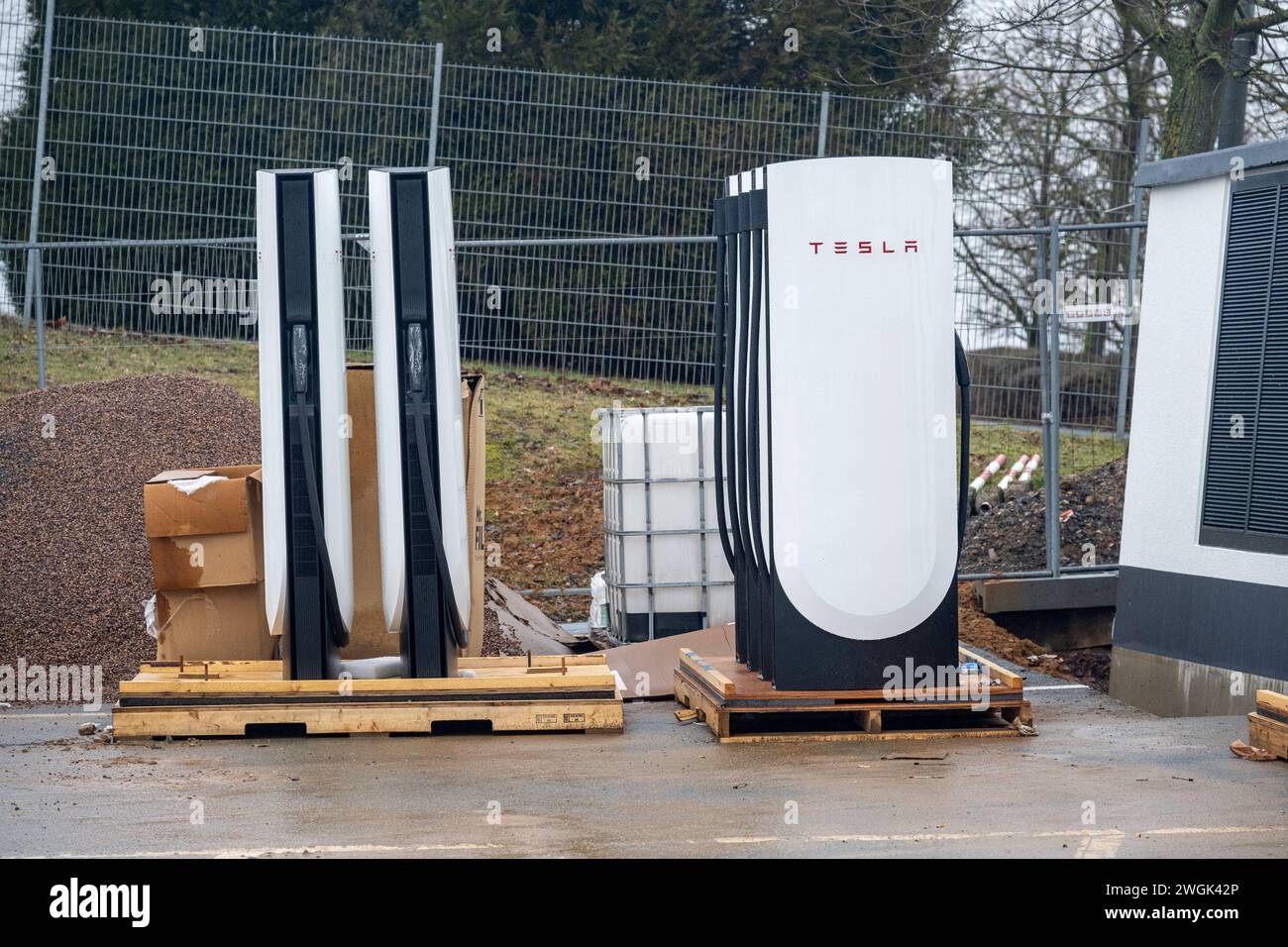 Installation von Tesla Superchargern auf einer Baustelle 05.02.2024