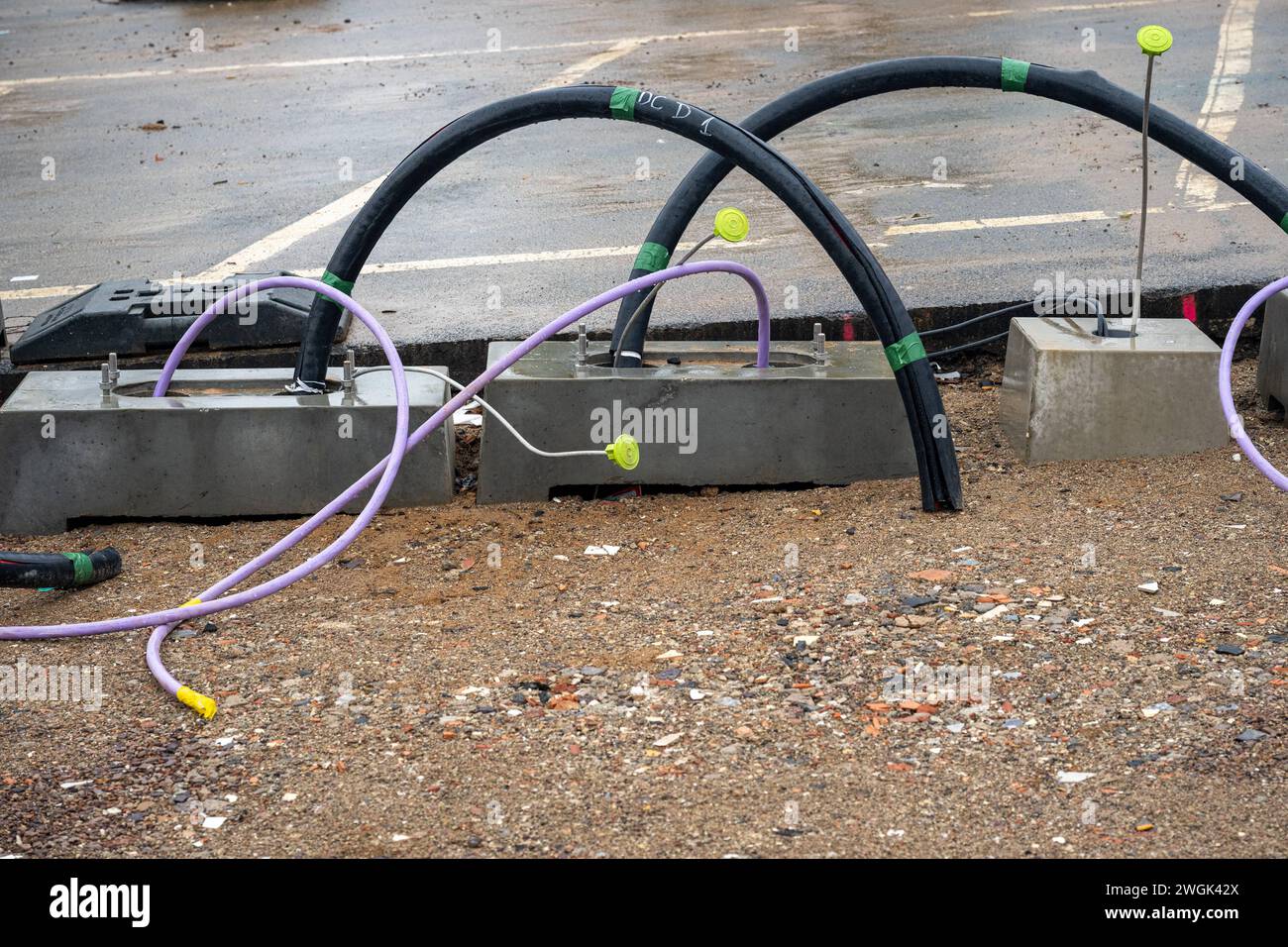 Installation von Tesla Superchargern auf einer Baustelle 05.02.2024