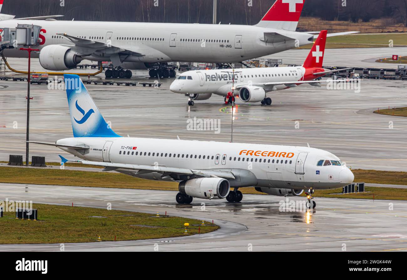 Ein Airbus A320-232 von der türkischen Fluggesellschaft Freebird Airlines rollt auf dem Flughafen Zürich zur Startbahn. Registration TC-FHG. (Zürich, Stock Photo