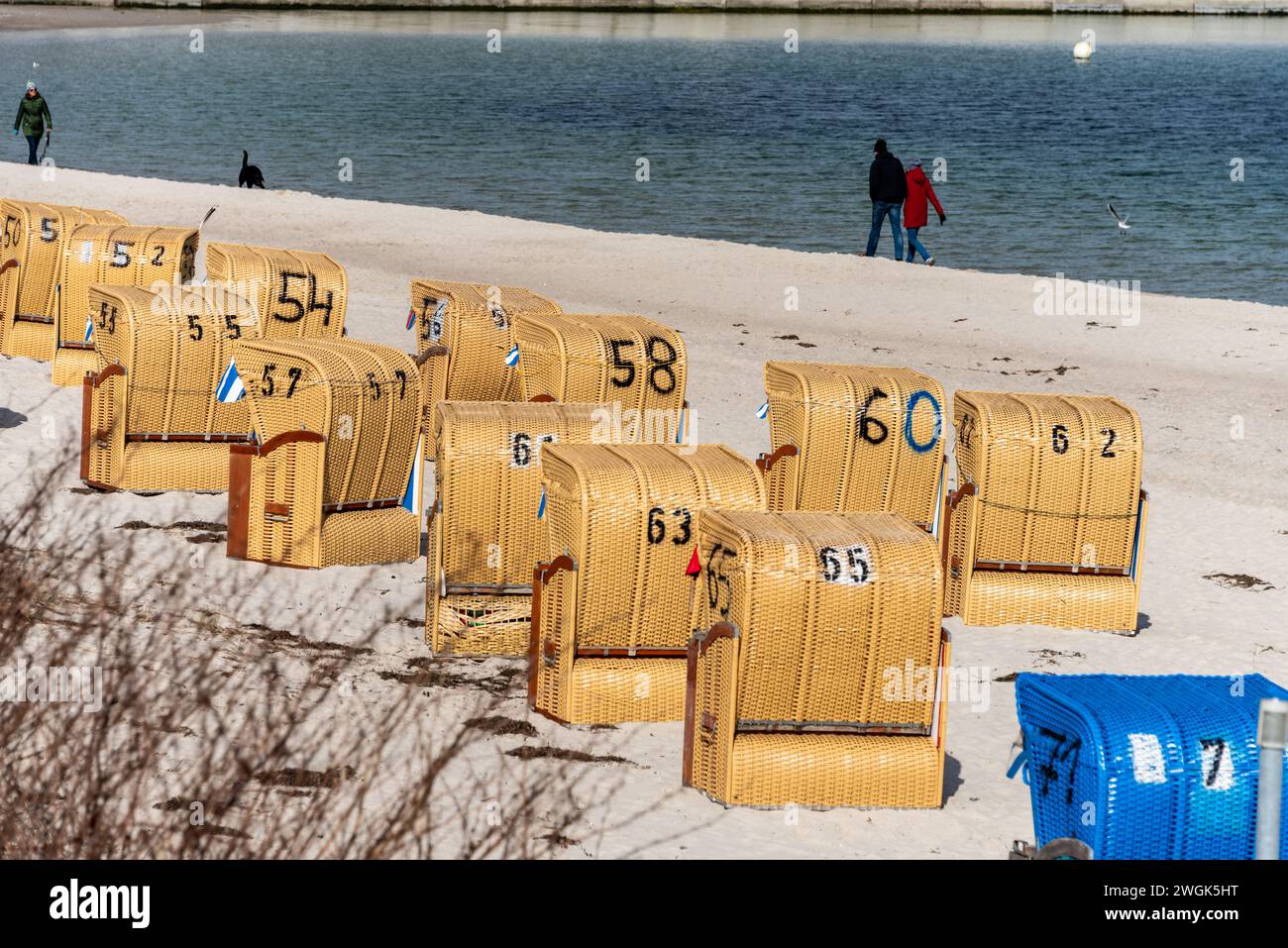 Der Badestrand von Kiel-Schilksee mit Strandkörben kurz vor Saisoneröffnung Stock Photo