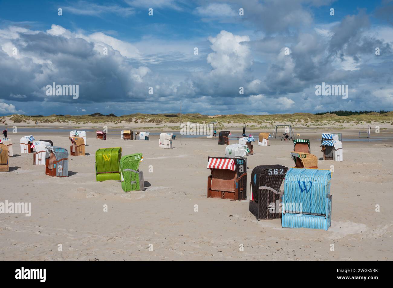 Strandleben am feinen Sandstrand von Norddorf auf der Nordseeinsel Amrum mit dramatischen Wolkenformationen Stock Photo