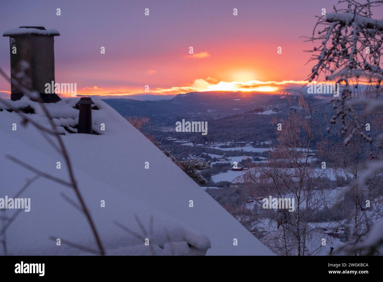 Bright winter sunset from the Holmenkollen neighborhood of Oslo, Norway, in the snow Stock Photo