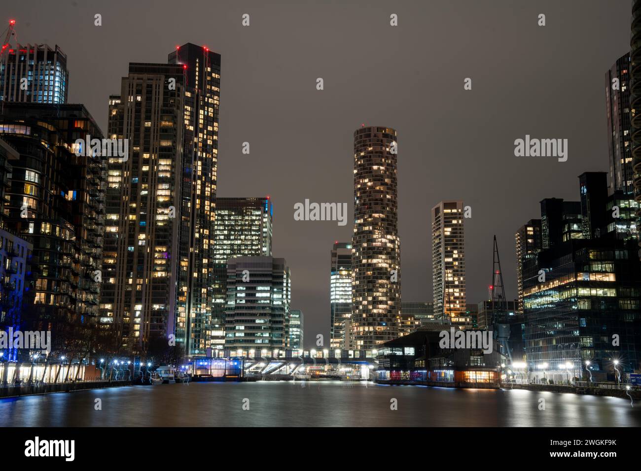 Canary Wharf at dusk, Famous skyscrapers of London's financial district ...