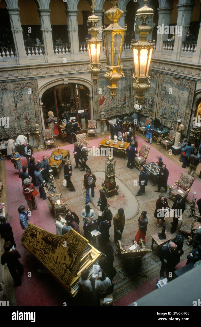 Viewing Day potential buyers looking at the contents of one of the rooms. Sothebys country house auction at Mentmore Towers, Buckinghamshire, England May 1977. Sothebys auctioned the contents of this stately home belonging to the 7th Earl of Rosebery. 1970s UK HOMER SYKES Stock Photo
