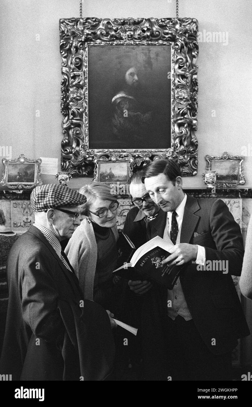 Viewing Day, potential buyers study the catalogue. Sothebys country house auction at Mentmore Towers, Buckinghamshire, England May 1977. Sothebys auctioned the contents of this stately home belonging to the 7th Earl of Rosebery. 1970s UK HOMER SYKES Stock Photo