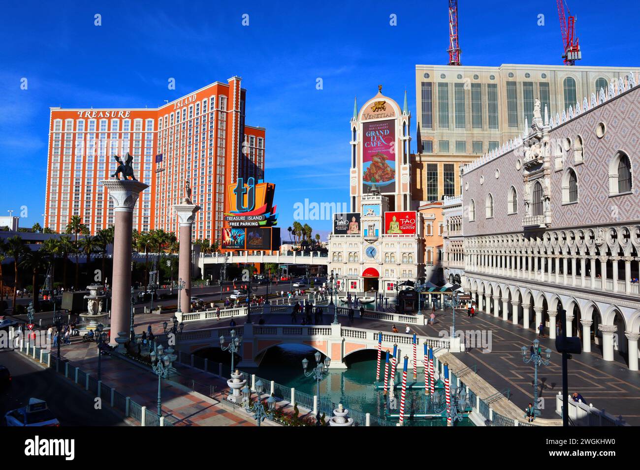 Las vegas venetian treasure island hi-res stock photography and images ...